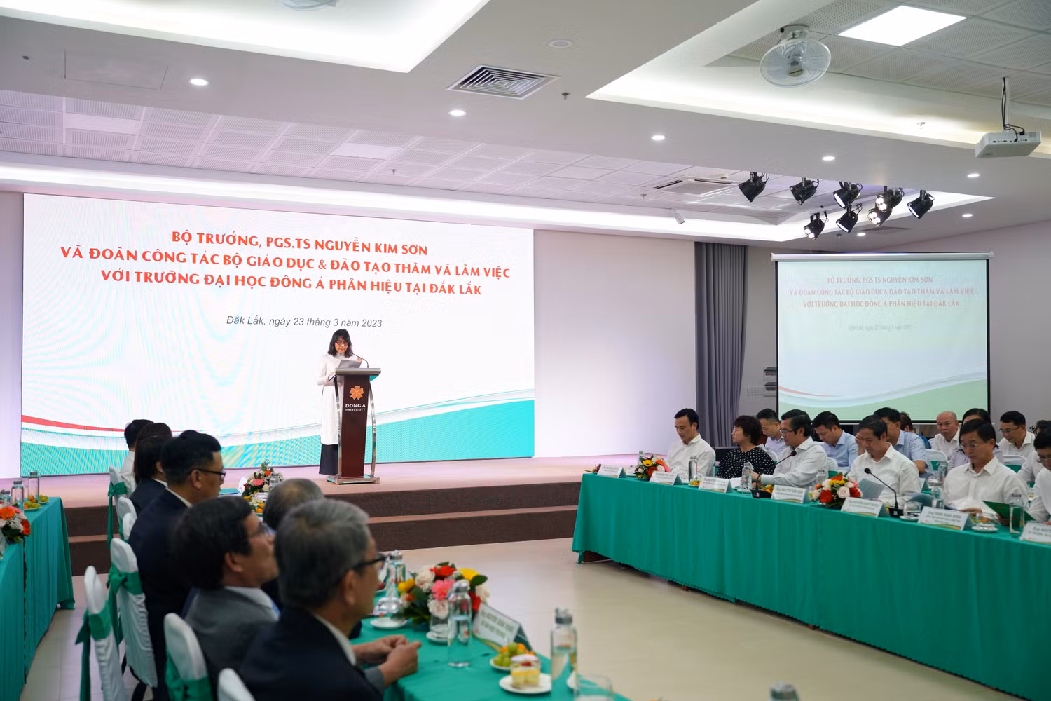 Tiến sĩ Nguyễn Thị Anh Đào chia sẻ về định hướng phát triển của trường trong 10 năm tới tại Tây Nguyên. Tiến sĩ Nguyễn Thị Anh Đào chia sẻ về định hướng phát triển của trường trong 10 năm tới tại Tây Nguyên.