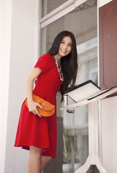 Trùng tên với đàn chị nổi tiếng, Diễm My 9x gây chú ý khi tham dự cuộc thi Hoa hậu Việt Nam 2010. Trùng tên với đàn chị nổi tiếng, Diễm My 9x gây chú ý khi tham dự cuộc thi Hoa hậu Việt Nam 2010.