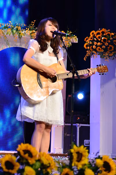 Thái Trinh vừa đàn vừa hát. Rời cuộc thi The Voice, thí sinh đội Hà Hồ vẫn tràn đầy cảm hứng sáng tác và đắt sô diễn. Thái Trinh vừa đàn vừa hát. Rời cuộc thi The Voice, thí sinh đội Hà Hồ vẫn tràn đầy cảm hứng sáng tác và đắt sô diễn.
