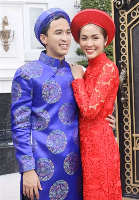 Cô dâu, chú rể trong trang phục truyền thống của người Việt Nam