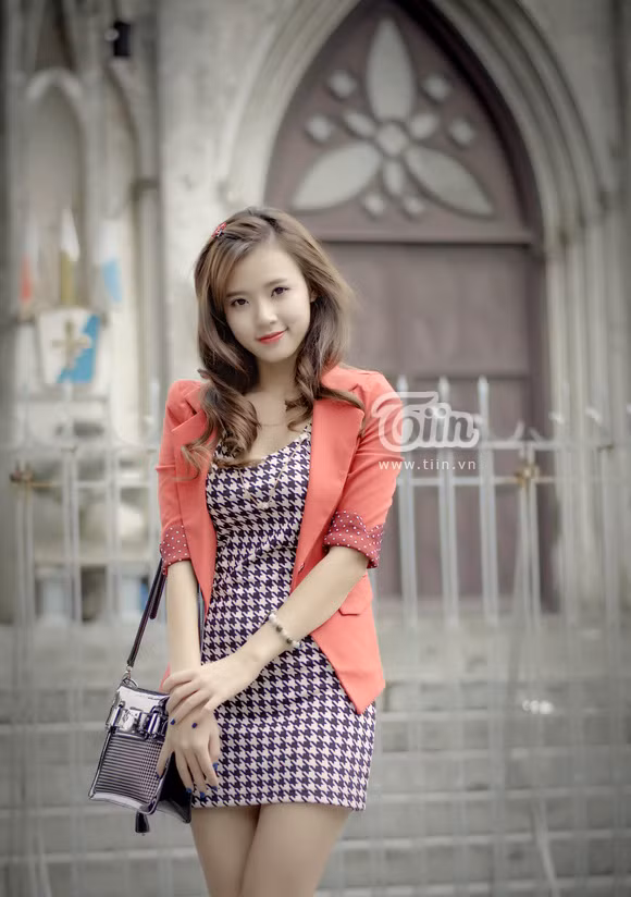 Với dáng vẻ cổ kính cùng nét kiến trúc đặc sắc, cộng thêm vào đó là khung cảnh cuối thu yên bình và đầy lãng mạn, Nhà thờ lớn Hà Nội trở thành địa điểm yêu thích được nhiều bạn trẻ chọn làm nơi chụp hình. Midu cũng vậy, cô diễn viên với vẻ đẹp trong sáng này dường như rất hợp với khung cảnh nơi đây. Với dáng vẻ cổ kính cùng nét kiến trúc đặc sắc, cộng thêm vào đó là khung cảnh cuối thu yên bình và đầy lãng mạn, Nhà thờ lớn Hà Nội trở thành địa điểm yêu thích được nhiều bạn trẻ chọn làm nơi chụp hình. Midu cũng vậy, cô diễn viên với vẻ đẹp trong sáng này dường như rất hợp với khung cảnh nơi đây.