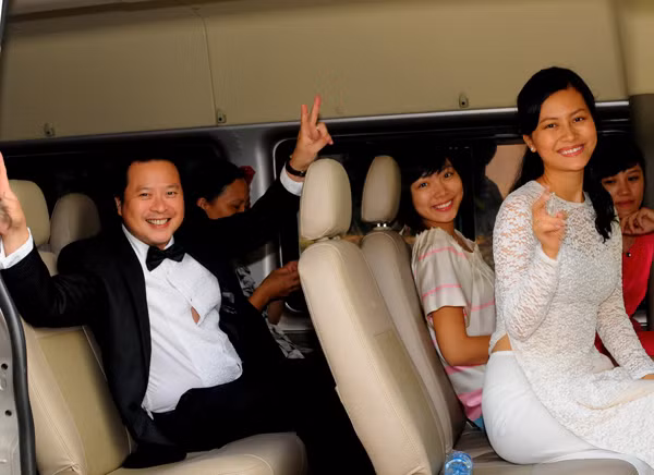 Đôi vợ chồng mới cưới không ngồi cùng nhau mà tách đôi người ghế trước người ghế sau. Ngày 27/10, vợ chồng nữ diễn viên còn mở tiệc chiêu đãi bạn bè thân thiết ở Hà Nội.