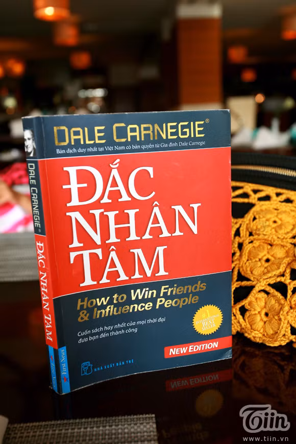 Trong túi của Võ Hoàng Yến còn có một quyển sách "Đắc nhân tâm". Cô nàng tâm sự, mình thường dành nhiều thời gian để đọc sách. Trong túi của Võ Hoàng Yến còn có một quyển sách "Đắc nhân tâm". Cô nàng tâm sự, mình thường dành nhiều thời gian để đọc sách.