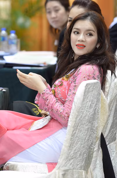 Cô được nhà thiết kế Võ Việt Chung may riêng cho nhiều bộ áo dài với màu sắc và kiểu dáng khác nhau, nhằm quảng bá hình ảnh của Việt Nam tại sự kiện thể thao quan trọng này.