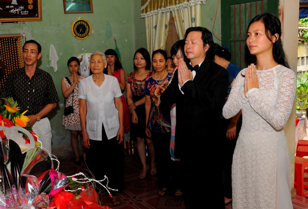 Lễ cưới ở Bắc Ninh của Hải Yến diễn ra trong không khí ấm cúng, trang trọng, với sự góp mặt của gia đình hai họ, bạn bè thân thiết và hàng xóm láng giềng. Lễ cưới ở Bắc Ninh của Hải Yến diễn ra trong không khí ấm cúng, trang trọng, với sự góp mặt của gia đình hai họ, bạn bè thân thiết và hàng xóm láng giềng.