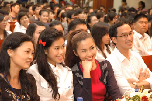 Ai cũng dễ dàng nhận ra Tăng Thanh Hà và cô em chồng Thảo Tiên (ngồi giữa) với nụ cười tươi tắn Ai cũng dễ dàng nhận ra Tăng Thanh Hà và cô em chồng Thảo Tiên (ngồi giữa) với nụ cười tươi tắn