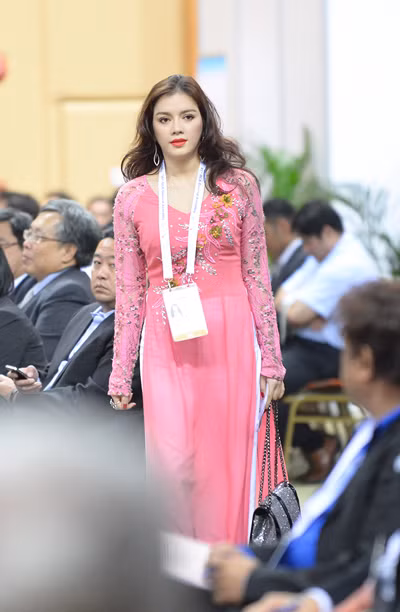 Là một thành viên của đoàn Việt Nam tham gia sự kiện bỏ phiếu chọn quốc gia đăng cai ASIAD 2012 tại Macau vào hôm qua (8/11), Lý Nhã Kỳ nhanh chóng thu hút được sự chú ý của quan khách khi xuất hiện với tà áo dài truyền thống.