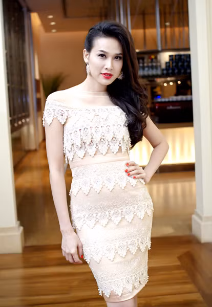 Hoa hậu Phụ nữ Việt Nam 2006 Dương Mỹ Linh ăn mặc kín đáo nhưng vẫn thu hút sự chú ý của tất cả khách mời bởi vẻ tươi tắn, rạng ngời. Hoa hậu Phụ nữ Việt Nam 2006 Dương Mỹ Linh ăn mặc kín đáo nhưng vẫn thu hút sự chú ý của tất cả khách mời bởi vẻ tươi tắn, rạng ngời.