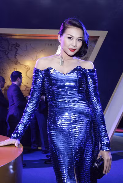 Người đẹp diện bộ đầm saquin màu xanh dương nổi bật. Người đẹp diện bộ đầm saquin màu xanh dương nổi bật.