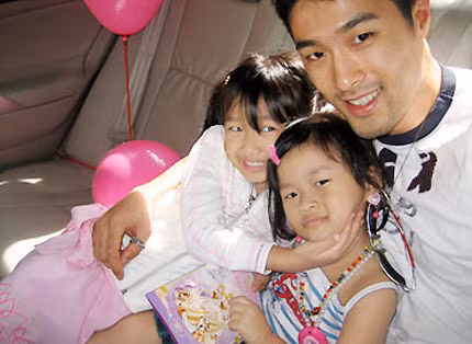 Johnny Trí Nguyễn và hai con Johnny Trí Nguyễn và hai con