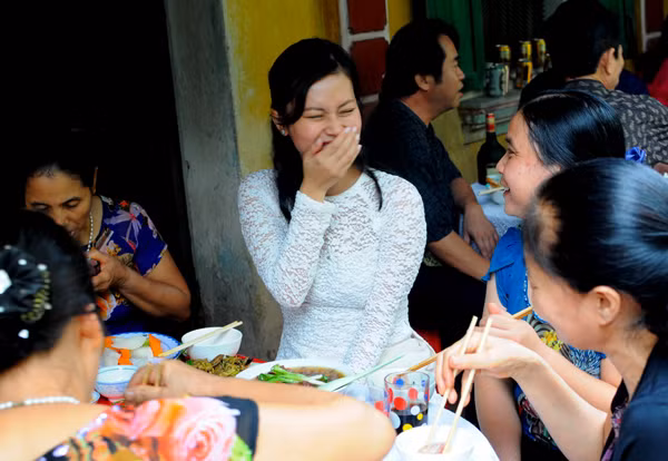 Nữ diễn viên cười tít mắt khi được người thân hỏi han về chuyện tình cảm với chú rể Việt kiều Mỹ.