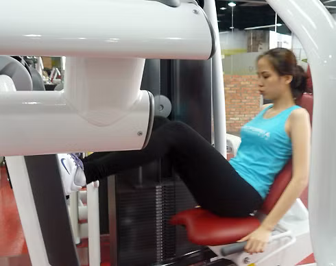 Vài tuần gần đây, nhiều người bắt gặp người đẹp miệt mài luyện tập hình thể tại một trung tâm thể dục thẩm mỹ. Ảnh: Chi Mai diem-huong-tap-luyen-jpg-1352777415_500x