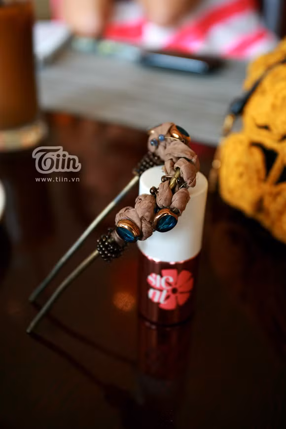 ... và trâm cài đầu. ... và trâm cài đầu.