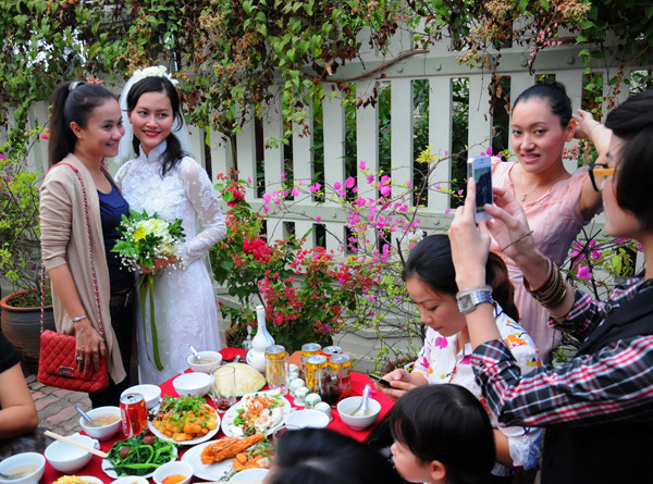 Cô dâu xinh đẹp tươi tắn chụp ảnh cùng bạn bè và khách mời tới dự hôn lễ. Cô dâu xinh đẹp tươi tắn chụp ảnh cùng bạn bè và khách mời tới dự hôn lễ.
