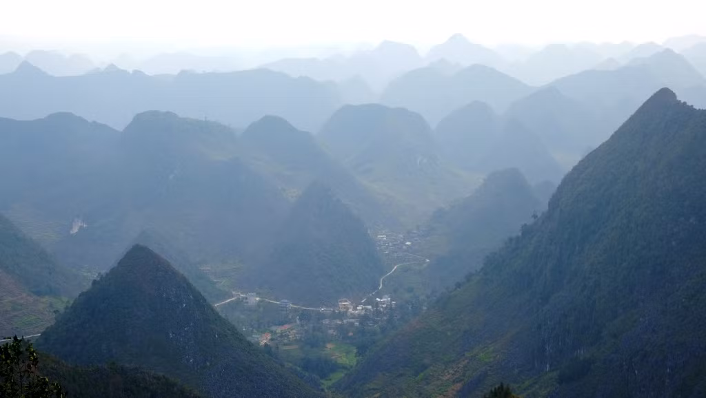 Trường phổ thông dân tộc bán trú Tiểu học và Trung học cơ sở Lũng Táo nằm gọn trong thung lũng đá.