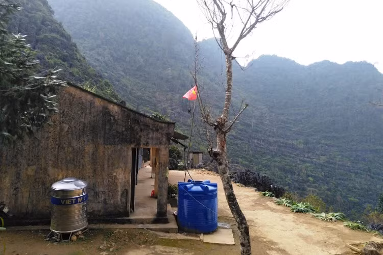Sân chơi tại điểm trường được làm bởi chính đôi bàn tay các cô giáo.
