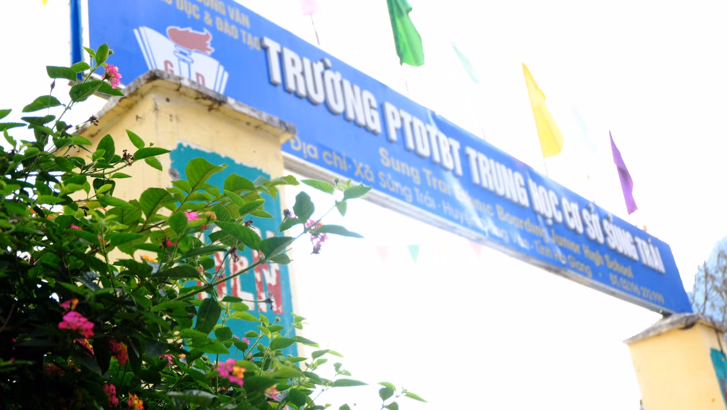 Hoa đã nở trên vùng đá khát Sủng Trái nhờ những thầy ở lại.