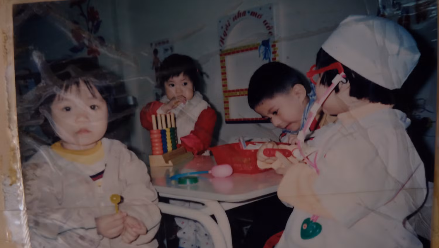 Em Thúy (bé đội mũ bác sĩ) từng là học viên của trung tâm Hi Vọng, sau hòa nhập và trưởng thành, em đã đạt được học bổng du học Mỹ (Ảnh chụp lại từ trung tâm)