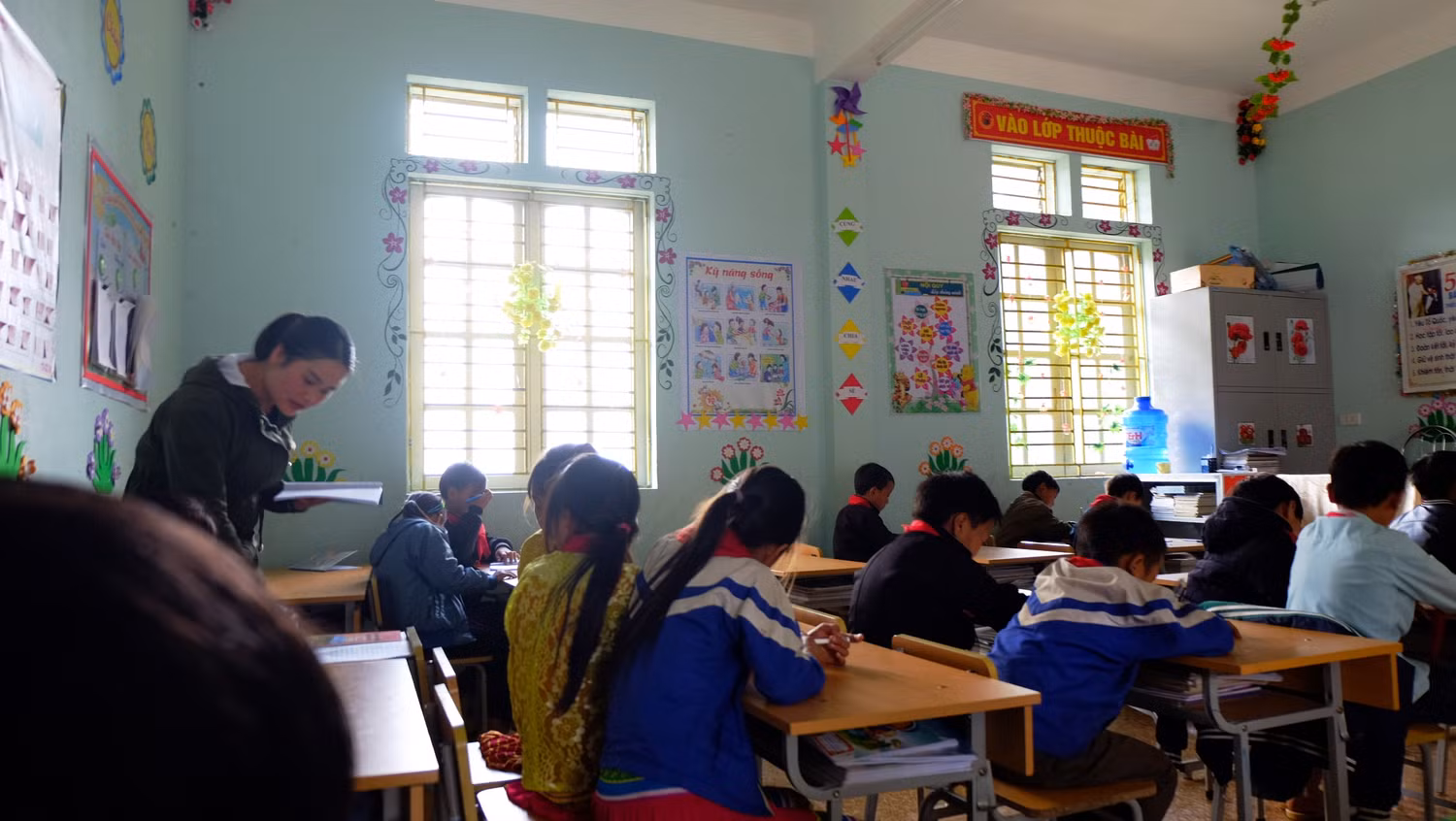 Cô Hương, cô Thoan những người trẻ đang để lại tuổi thanh xuân trên vùng cao nguyên đá cùng càng em thơ.