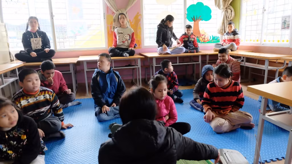 Học viên của trung tâm Hi Vọng được các cô giáo cho học thiền để tâp trung. (Ảnh: LC)
