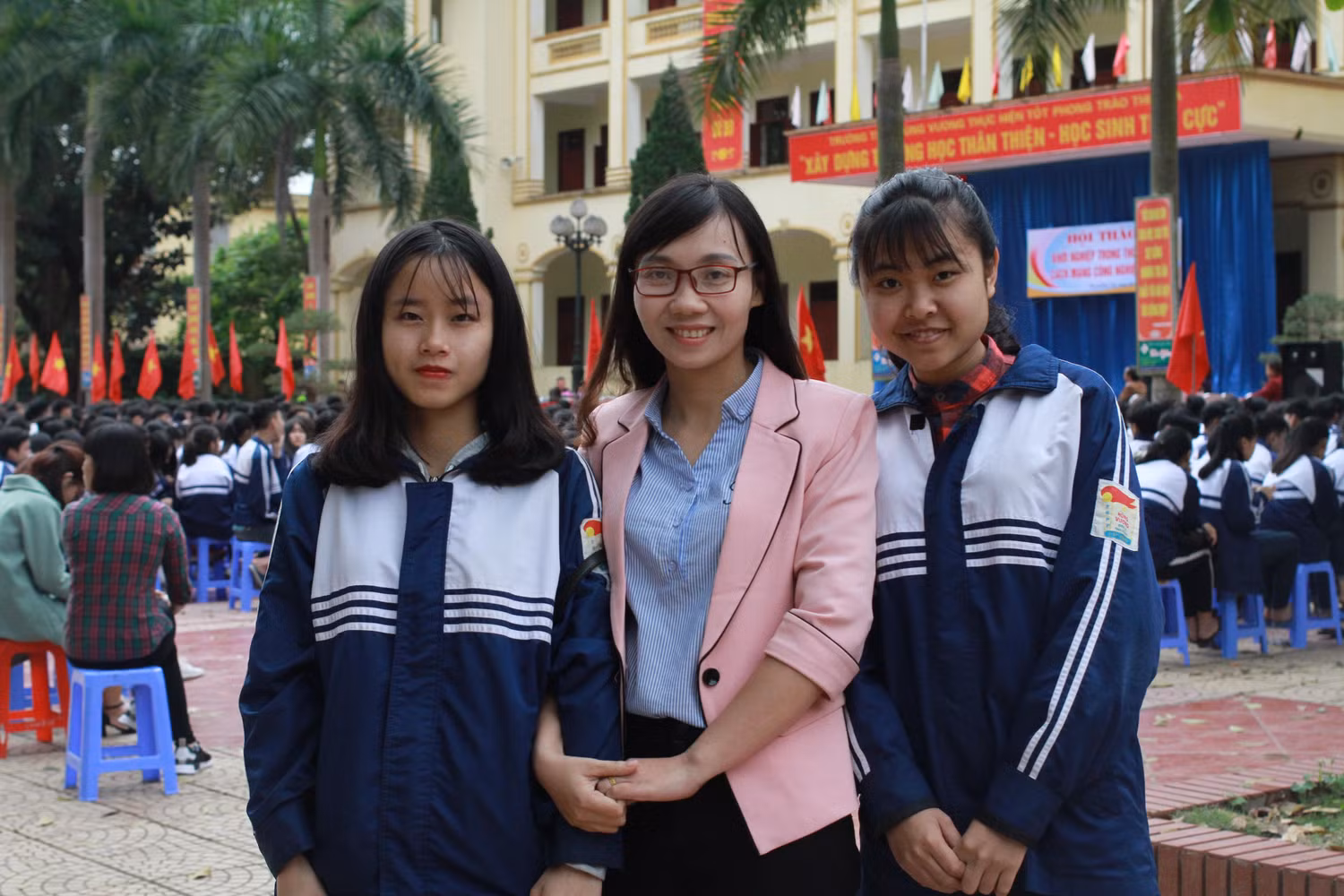 Cô giáo Đặng Thị Thu Phượng (ở giữa) và em Trần Thu Hậu (ngoài cùng bên trái), em Lê Thu Hạnh (ngoài cùng bên phải, hai học sinh vừa đạt giải tại kỳ thi học sinh giỏi môn Ngữ Văn của tỉnh. (Ảnh: Đỗ Thơm)