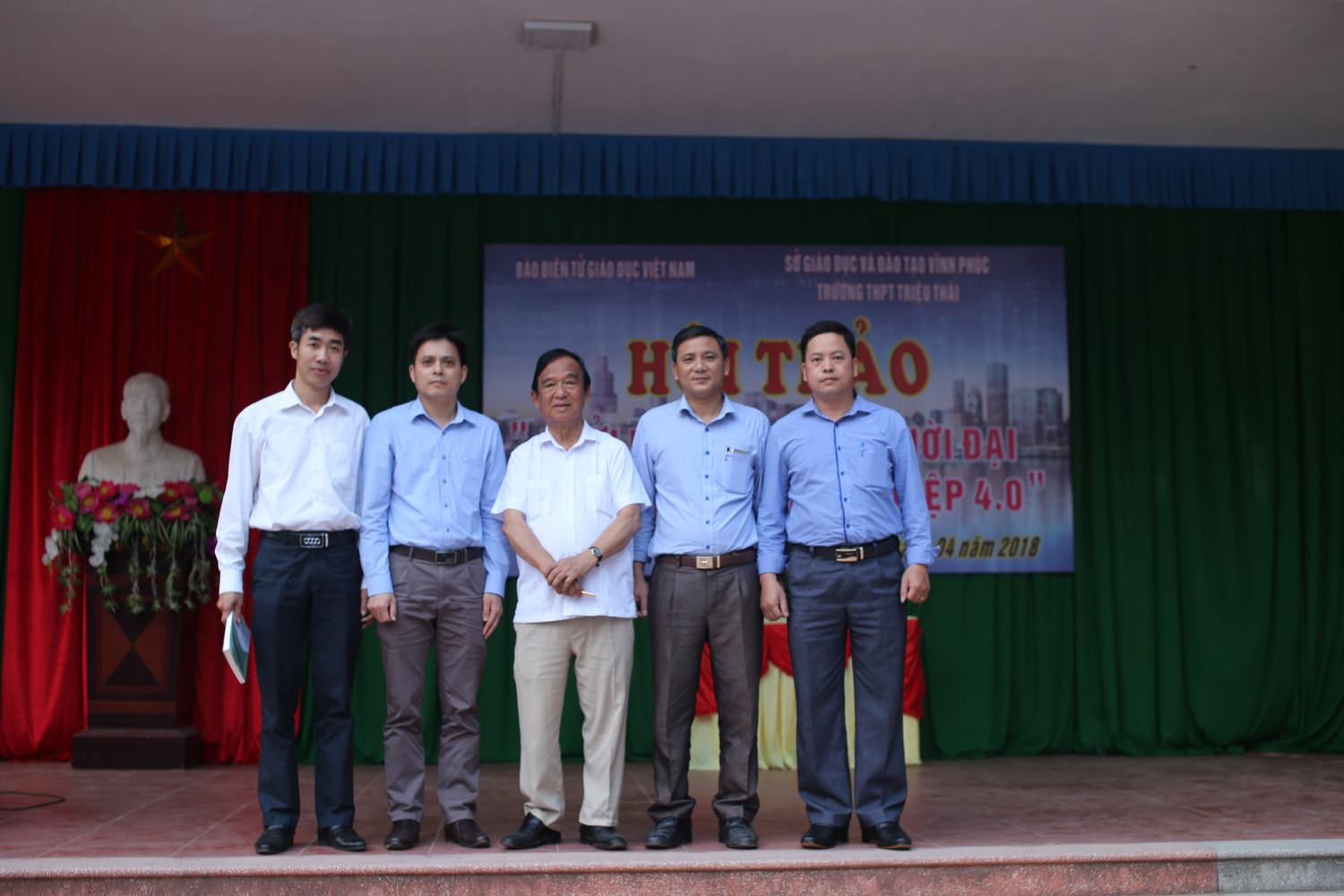 Giáo sư Nguyễn Lân Dũng và Ban giám hiệu Trường Trung học Phổ thông Triệu Thái.