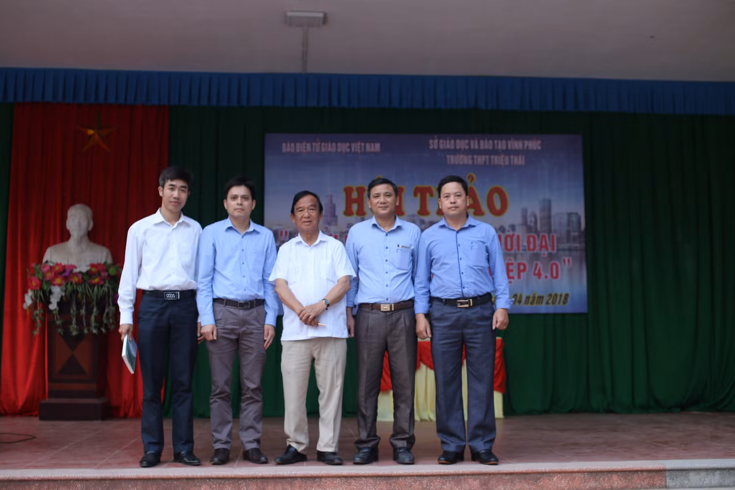 Giáo sư Nguyễn Lân Dũng và Ban giám hiệu Trường Trung học Phổ thông Triệu Thái.