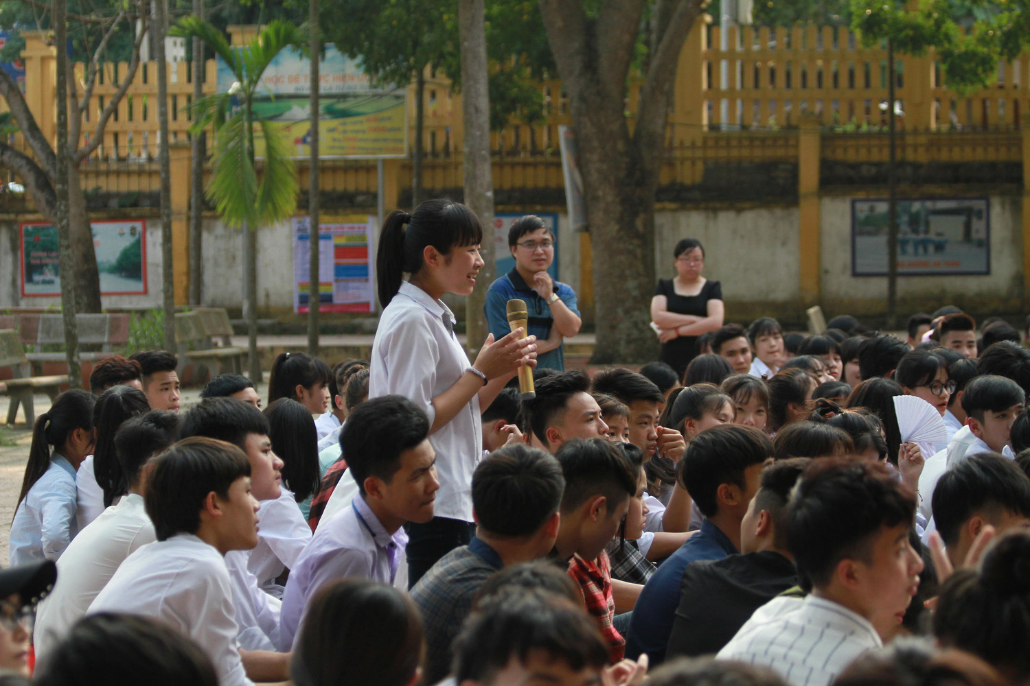 Học sinh hào hứng đặt câu hỏi với Giáo sư Nguyễn Lân Dũng. (Ảnh: Đỗ Thơm)