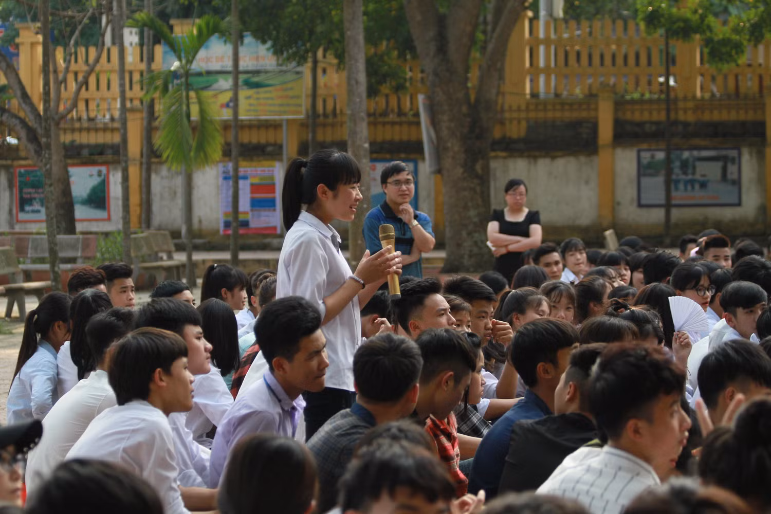 Học sinh hào hứng đặt câu hỏi với Giáo sư Nguyễn Lân Dũng. (Ảnh: Đỗ Thơm)