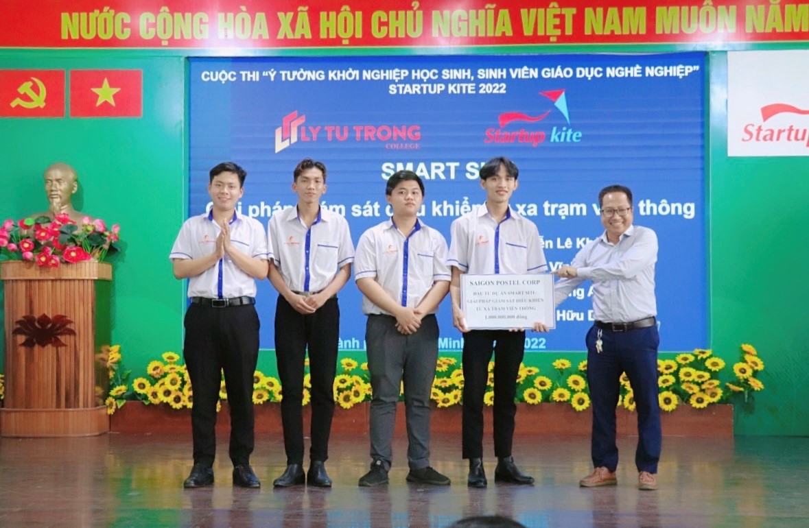 Hữu Duy (ngoài cùng bên trái) cùng nhóm của mình nhận đầu tư, đặt hàng từ doanh nghiệp tại Cuộc thi "Ý tưởng khởi nghiệp học sinh, sinh viên giáo dục nghề nghiệp" Startup Kite 2022. (Ảnh: NVCC).