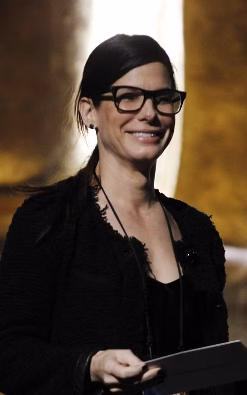 Diễn viên từng đoạt giải Oscar, Sandra Bullock cũng đang trong quá trình tập dượt cho Oscar trước giờ G chỉ còn được tính bằng tiếng đồng hồ. Bullock không quên nở nụ cười trong buổi tổng duyệt.