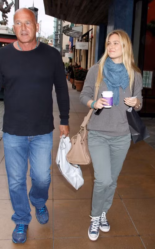 Bar Refaeli vừa cùng bố của cô đi mua sắm ở The Grove, Los Angeles hôm thứ Sáu. Mặc trang phục thường ngày, Bar Refaeli cầm trên tay cốc nước và vui vẻ đi cùng bố. Bar Refaeli vừa cùng bố của cô đi mua sắm ở The Grove, Los Angeles hôm thứ Sáu. Mặc trang phục thường ngày, Bar Refaeli cầm trên tay cốc nước và vui vẻ đi cùng bố.