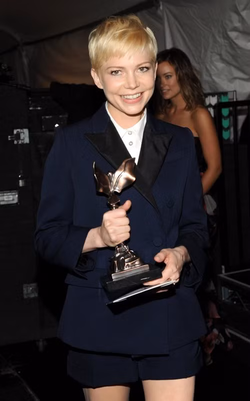 Michelle Williams vừa giành chiến thắng giải "Nữ diễn viên xuất sắc nhất" tại Lễ trao giải Independent's Spirit Awards 2012 chiều thứ 7. Nữ diễn viên lịch sự trong bộ trang phục của Louis Vuitton.
