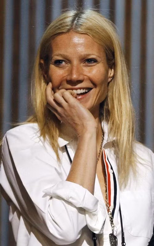 Không chỉ Sandra Bullock mà nữ diễn viên Gwyneth Paltrow cũng cười tươi khi tập lời thoại.