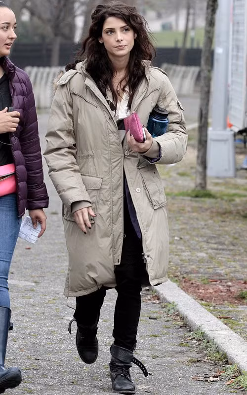 Ashley Greene đang bận rộn làm việc trên trường quay của phim "Americana" ở Brooklyn hôm thứ Sáy vừa qua. Nữ diễn viên giữ ấm cơ thể bằng việc mặc chiếc áo khoác dài và dày trong những lúc nghỉ giữa phân cảnh phim. Ashley Greene đang bận rộn làm việc trên trường quay của phim "Americana" ở Brooklyn hôm thứ Sáy vừa qua. Nữ diễn viên giữ ấm cơ thể bằng việc mặc chiếc áo khoác dài và dày trong những lúc nghỉ giữa phân cảnh phim.