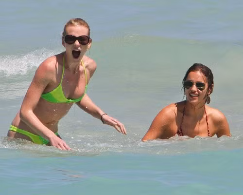 Hôm 24/3, hai siêu mẫu Irina Shayk và Anne V vừa cùng nhau vui đùa cùng sóng biển của Miami, Florida. Hai siêu mẫu có thân hình hoàn hảo này bị bắt gặp cùng nhau nghỉ mát liên tiếp hai ngày liền.