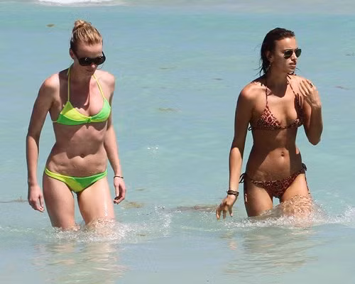 Sau khi trải qua thời gian vui vẻ, Irina Shayk và Anne V đi bộ trở về ghế của mình.