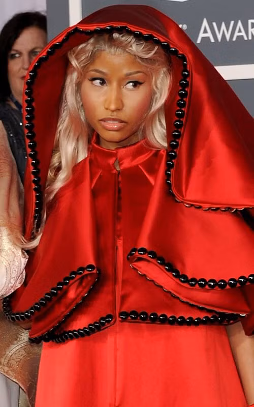 Nicki Minaj nổi bật trước giờ G trong bộ trang phục đỏ ấn tượng.