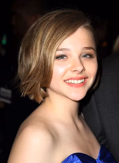 Chloe Moretz: "Ôi trời... Whitney Houston đã qua đời... Chúng ta lại mất đi một ca sĩ tuyệt vời nữa". Chloe Moretz: "Ôi trời... Whitney Houston đã qua đời... Chúng ta lại mất đi một ca sĩ tuyệt vời nữa".