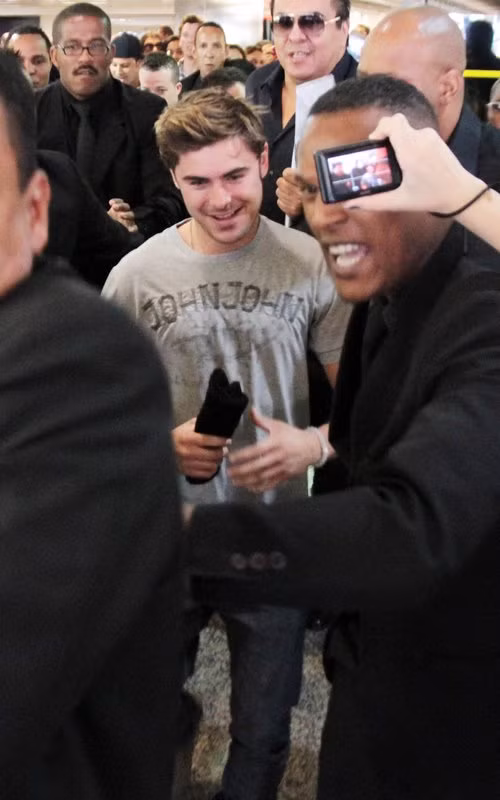 Vừa đặt chân đến Sao Paulo, Brazil thì Zac Efron đã khiến không khí như bùng nổ khi hàng trăm fan xung quanh hò hét hết cỡ vì được thấy thần tượng. Zac Efron hiện đang thực hiện công việc quảng bá cho dòng quần áo của John John.