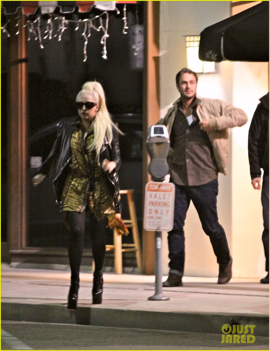 Lady Gaga và bạn trai "người sói" Taylor Kinney của "Nhật kí Ma Cà Rồng" vừa cùng nhau hẹn hò và ăn tối ở Los Angeles. Gần đây, Lady Gaga cũng đăng tải lên Twitter và cảm ơn các fan của mình vì đã giúp cô chiến thắng giải "Tour diễn của năm" trong Pollstar Awards.