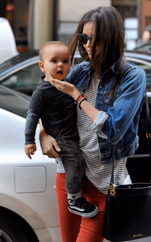 Miranda Kerr bị bắt gặp đang ồng bế con trai rất xinh xắn, đáng yêu trở về nhà ở Manhattan chiều hôm qua. Bà mẹ siêu mẫu mặc chiếc áo khoác bò, quần kaki màu đỏ và đi giầy đế bằng. Miranda Kerr bị bắt gặp đang ồng bế con trai rất xinh xắn, đáng yêu trở về nhà ở Manhattan chiều hôm qua. Bà mẹ siêu mẫu mặc chiếc áo khoác bò, quần kaki màu đỏ và đi giầy đế bằng.