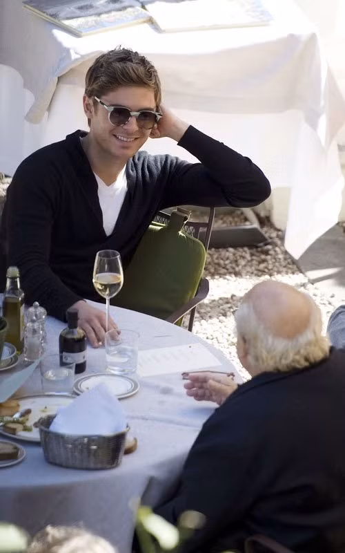 Zac Efron vừa cùng bạn diễn Danny DeVito trong "The Lorax" ăn trưa tại Rome, Ý hôm qua. Trong cuộc phỏng vấn gần đây, Zac Efron ám chỉ rằng rất có thể sẽ có phần tiếp theo của phim "Highschool Musical". Zac Efron vừa cùng bạn diễn Danny DeVito trong "The Lorax" ăn trưa tại Rome, Ý hôm qua. Trong cuộc phỏng vấn gần đây, Zac Efron ám chỉ rằng rất có thể sẽ có phần tiếp theo của phim "Highschool Musical".