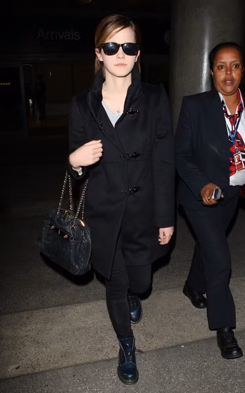 Tối 8/3, Emma Watson bị bắt gặp ở sân bay quốc tế Los Angeles,California. Nữ diễn viên trở về Luân Đôn, Anh trong bộ áo khoác đen và kính đen. Trước đó, cô vừa xác nhận sẽ đảm nhận vai chính Sofia Coppola trong phim "The Bling Ring". Tối 8/3, Emma Watson bị bắt gặp ở sân bay quốc tế Los Angeles,California. Nữ diễn viên trở về Luân Đôn, Anh trong bộ áo khoác đen và kính đen. Trước đó, cô vừa xác nhận sẽ đảm nhận vai chính Sofia Coppola trong phim "The Bling Ring".