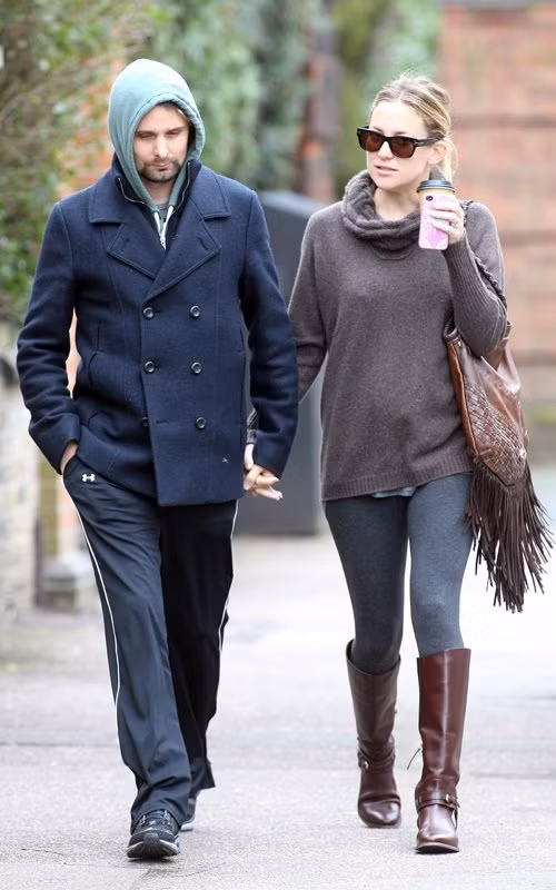 Hôm 9/3, Kate Hudson bị bắt gặp cùng Matthew Bellamy tay trong tay đi bộ trên đường phố Primrose Hill, Luân Đôn-Anh. Nữ diễn viên cầm trên tay cốc đồ uống và nói chuyện vui vẻ với bạn trai. Hôm 9/3, Kate Hudson bị bắt gặp cùng Matthew Bellamy tay trong tay đi bộ trên đường phố Primrose Hill, Luân Đôn-Anh. Nữ diễn viên cầm trên tay cốc đồ uống và nói chuyện vui vẻ với bạn trai.