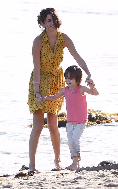 Selena Gomez được đề cử giải "Nữ diễn viên truyền hình được yêu thích nhất"... Xem chi tiết chùm ảnh này