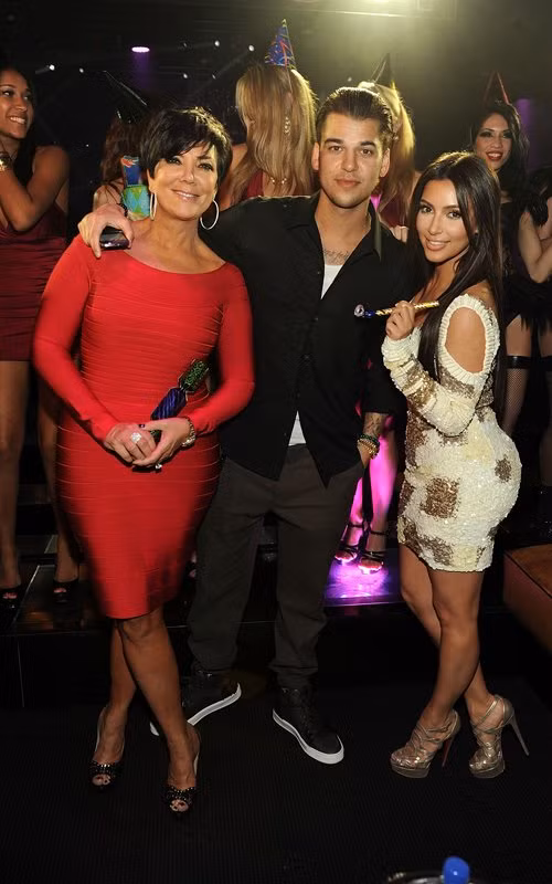 Kim Kardashian đang bận rộn giúp anh bạn Rob của mình trong ngày sinh nhật thứ 25 tại Las Vegas tối thứ Sáu. Kim Kardashian đang bận rộn giúp anh bạn Rob của mình trong ngày sinh nhật thứ 25 tại Las Vegas tối thứ Sáu.