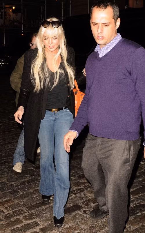 Lindsay Lohan bị bắt gặp khi đang trên đường trở về ô tô của mình hôm tối thứ hai. Các fan rất mong ngóng việc nữ diễn viên 25 tuổi dẫn chương trình "Saturday night live" tuần này.