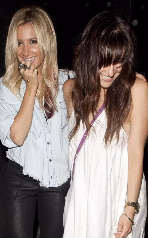 Ashley Tisdale vừa kết thúc một đêm cực vui vẻ bên bạn bè tại câu lạc bộ đêm Tru ở Hollywood tối 16.3. Ngôi sao của "High school musical" xinh đẹp trong bộ áo trắng và quần đen bó sát, vừa cười vừa quàng tay ôm cô bạn thân. Sáng hôm sau, Ashley chia sẻ trên Twitter: "Tôi cảm thấy rất thoải mái và dễ chịu... Như thể ánh hào quang đang chiếu rọi mình vậy". Ashley Tisdale vừa kết thúc một đêm cực vui vẻ bên bạn bè tại câu lạc bộ đêm Tru ở Hollywood tối 16.3. Ngôi sao của "High school musical" xinh đẹp trong bộ áo trắng và quần đen bó sát, vừa cười vừa quàng tay ôm cô bạn thân. Sáng hôm sau, Ashley chia sẻ trên Twitter: "Tôi cảm thấy rất thoải mái và dễ chịu... Như thể ánh hào quang đang chiếu rọi mình vậy".