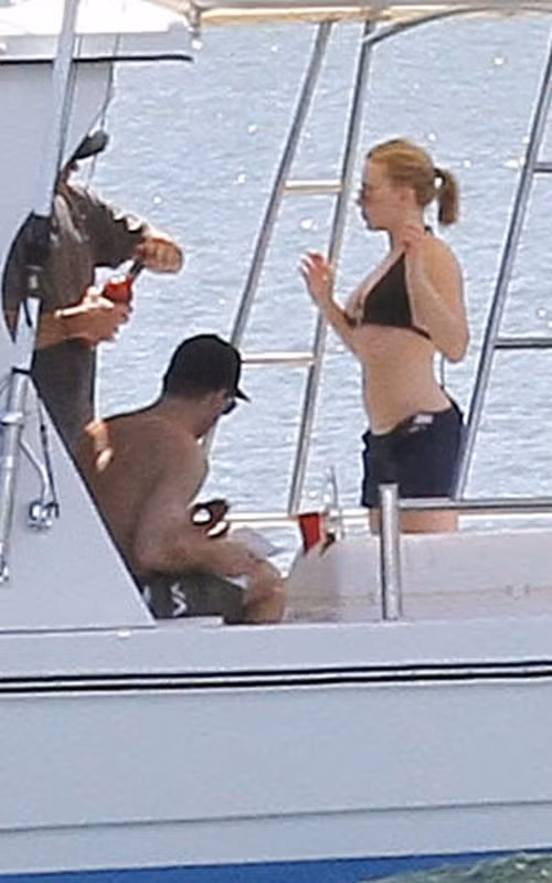 Gần đây, Scarlett Johansson liên tục bị paparazzi chụp lại hình ảnh đang hẹn hò cùng bạn trai Nate Naylor. Hôm 14/2, cô mặc áo tắm màu đen và quần ngắn đi trên du thuyền với bạn trai. Gần đây, Scarlett Johansson liên tục bị paparazzi chụp lại hình ảnh đang hẹn hò cùng bạn trai Nate Naylor. Hôm 14/2, cô mặc áo tắm màu đen và quần ngắn đi trên du thuyền với bạn trai.